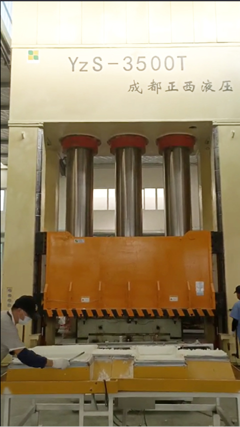 山東淄博液壓機需求客戶定制的3500噸框架液壓機圓滿交貨了，祝賀！